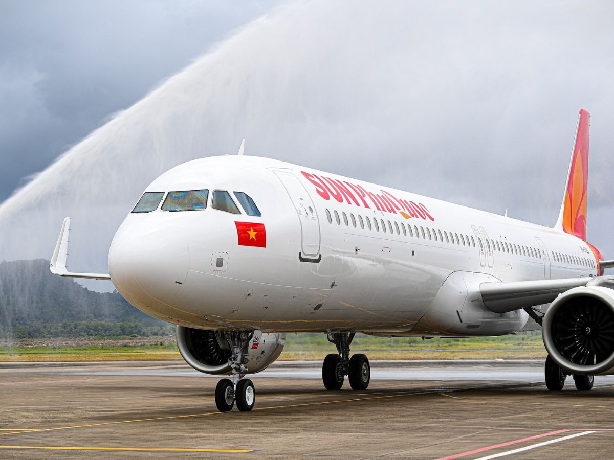 Máy bay là phương tiện di chuyển nhanh chóng từ Hà Nội đến Đà Nẵng.