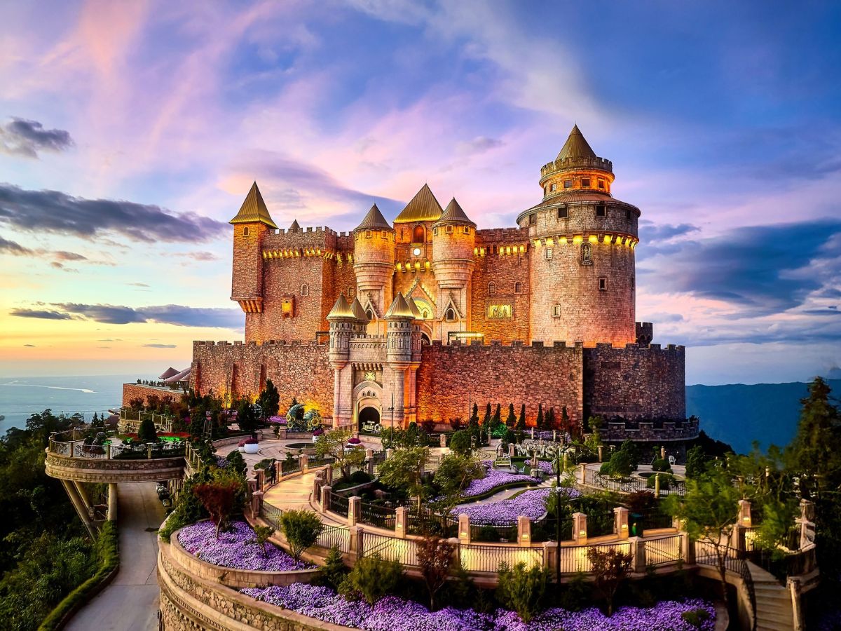 Du khách có thể ghé chơi tại Sun World Ba Na Hills ở Đà Nẵng để có nhiều trải nghiệm thú vị.