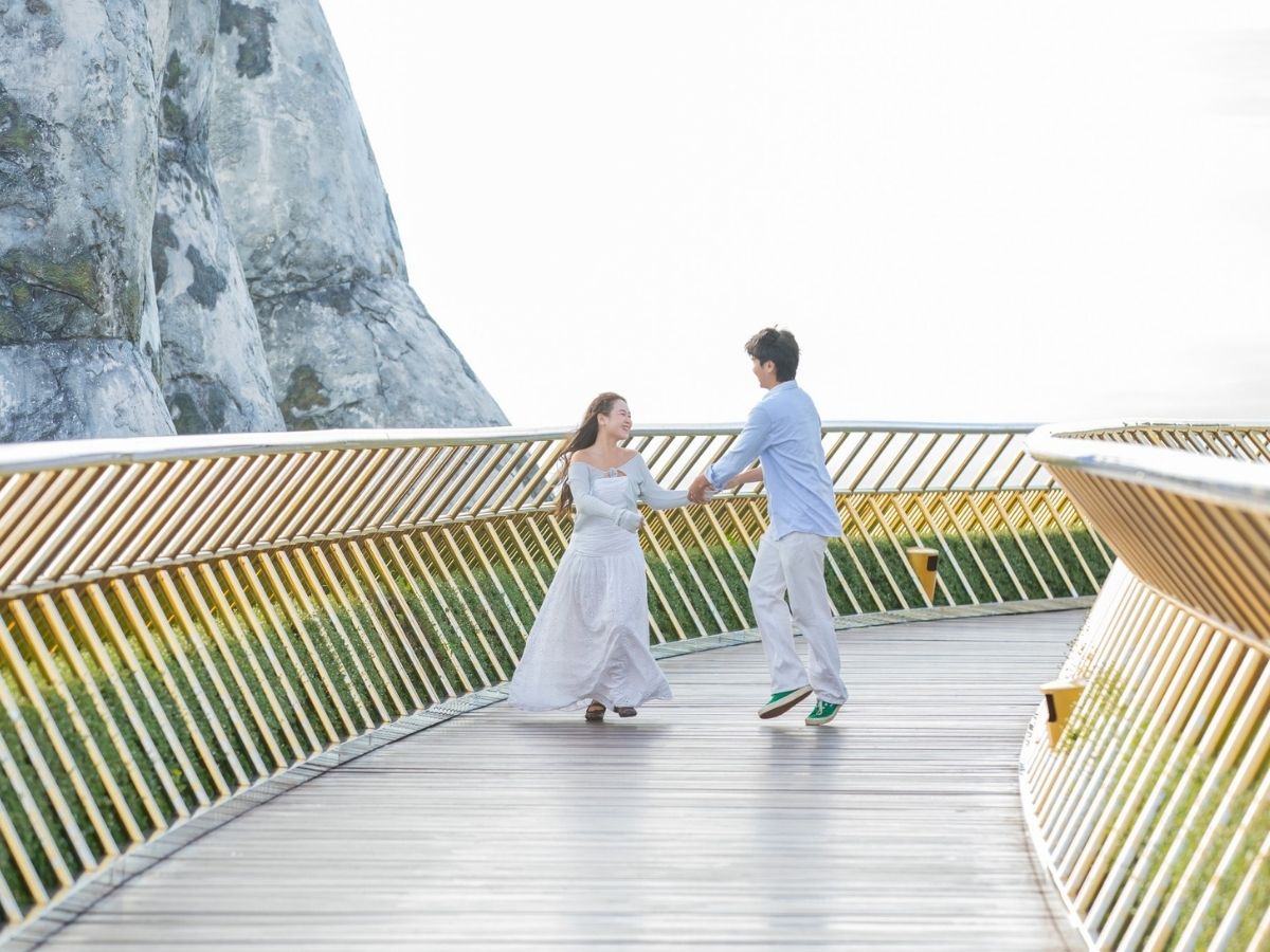 Đừng bỏ lỡ cơ hội check-in tại Cầu Vàng biểu tượng nổi tiếng.