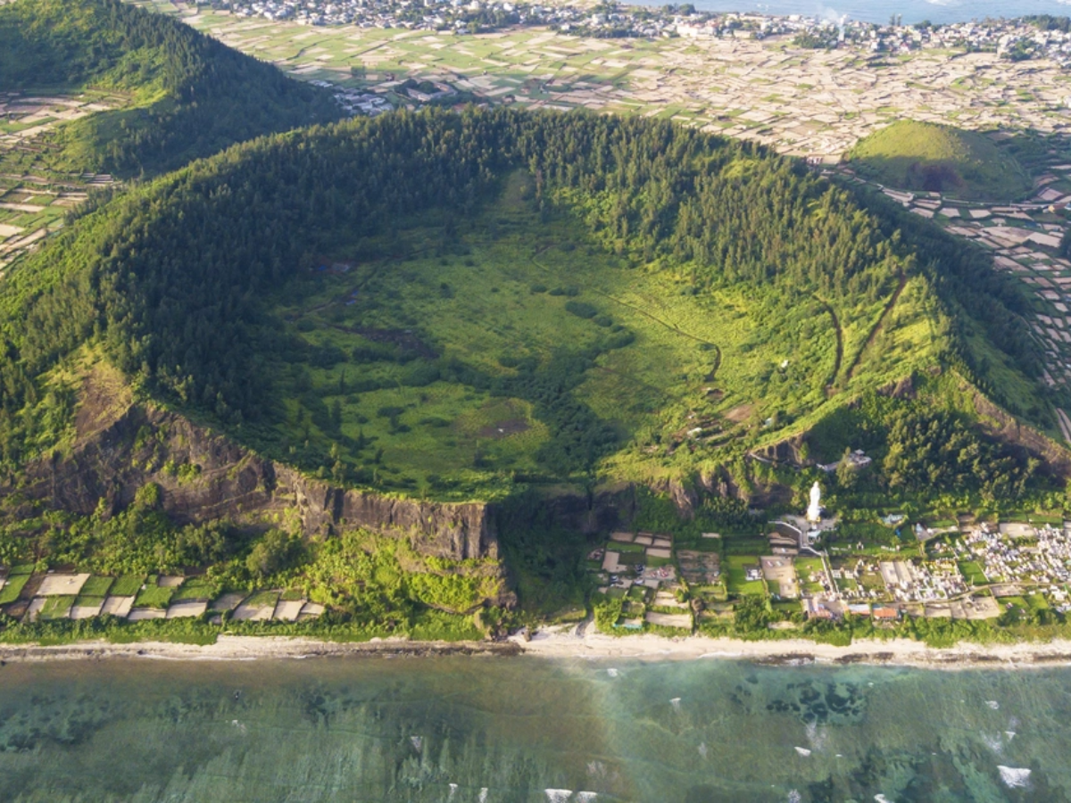 Núi thới lới mang dấu ấn kỳ vĩ của ngọn núi lửa.