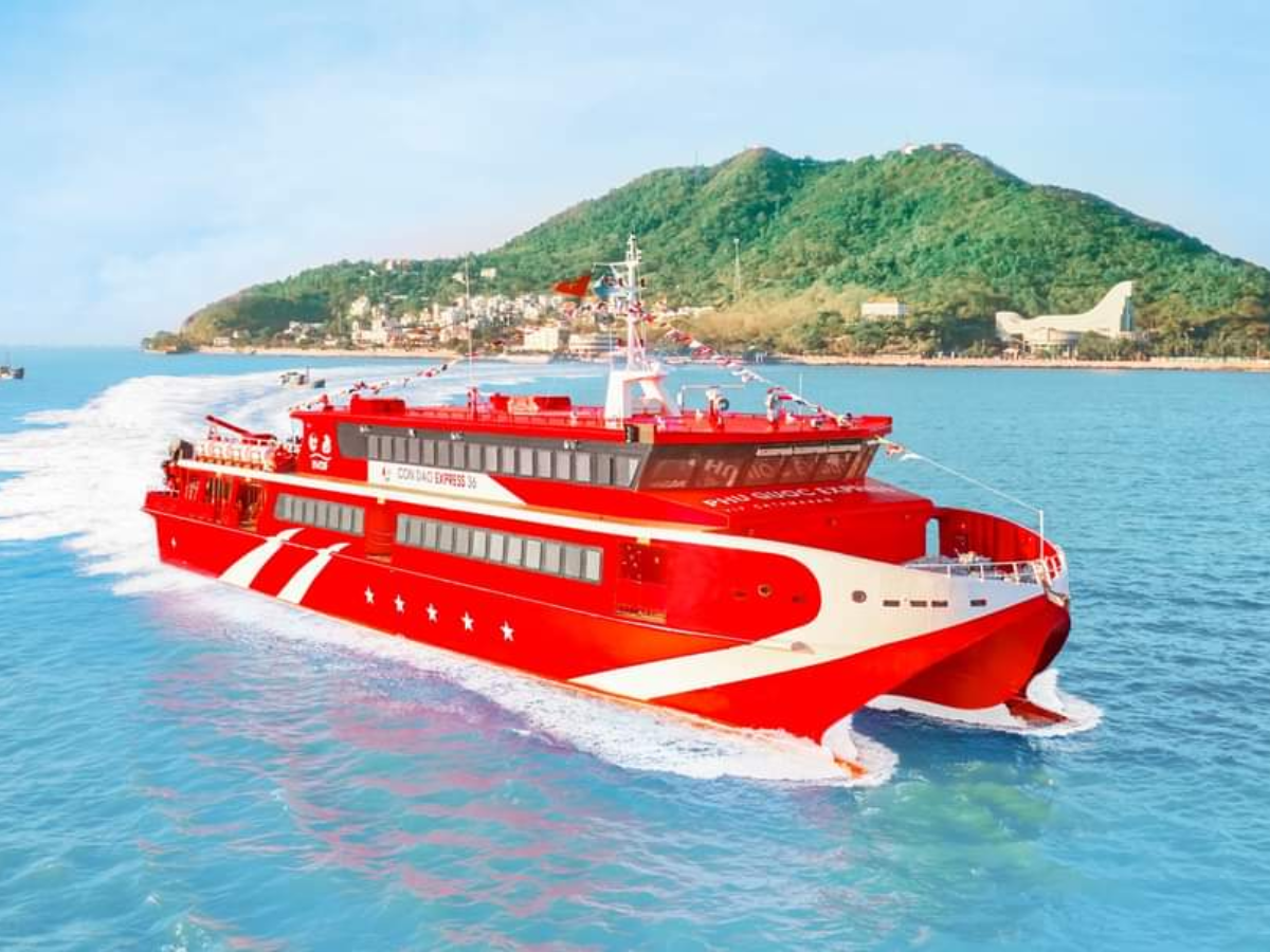 Tàu cao tốc giúp du khách ra đảo Lý Sơn tiện lợi hơn.