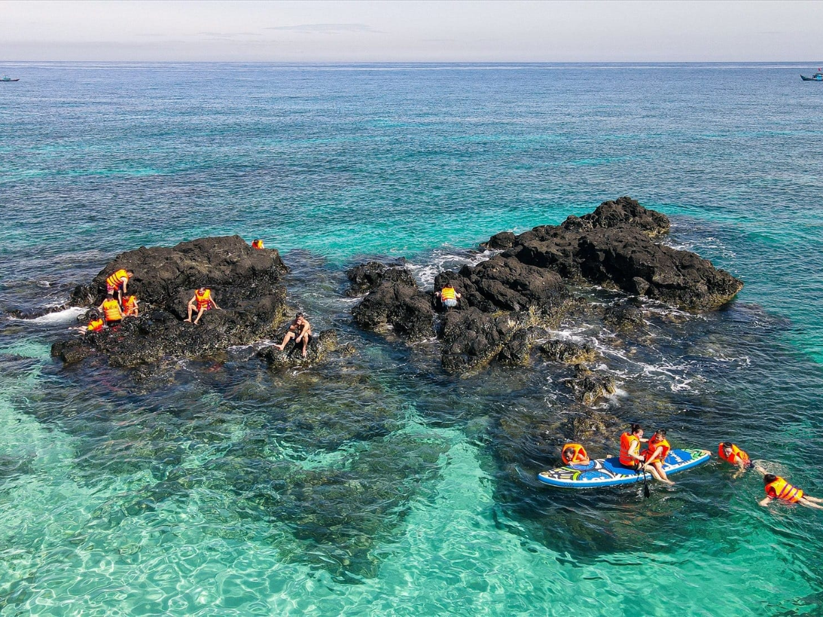 Du khách trải nghiệm lặn biển ngắm san hô tại Lý Sơn.