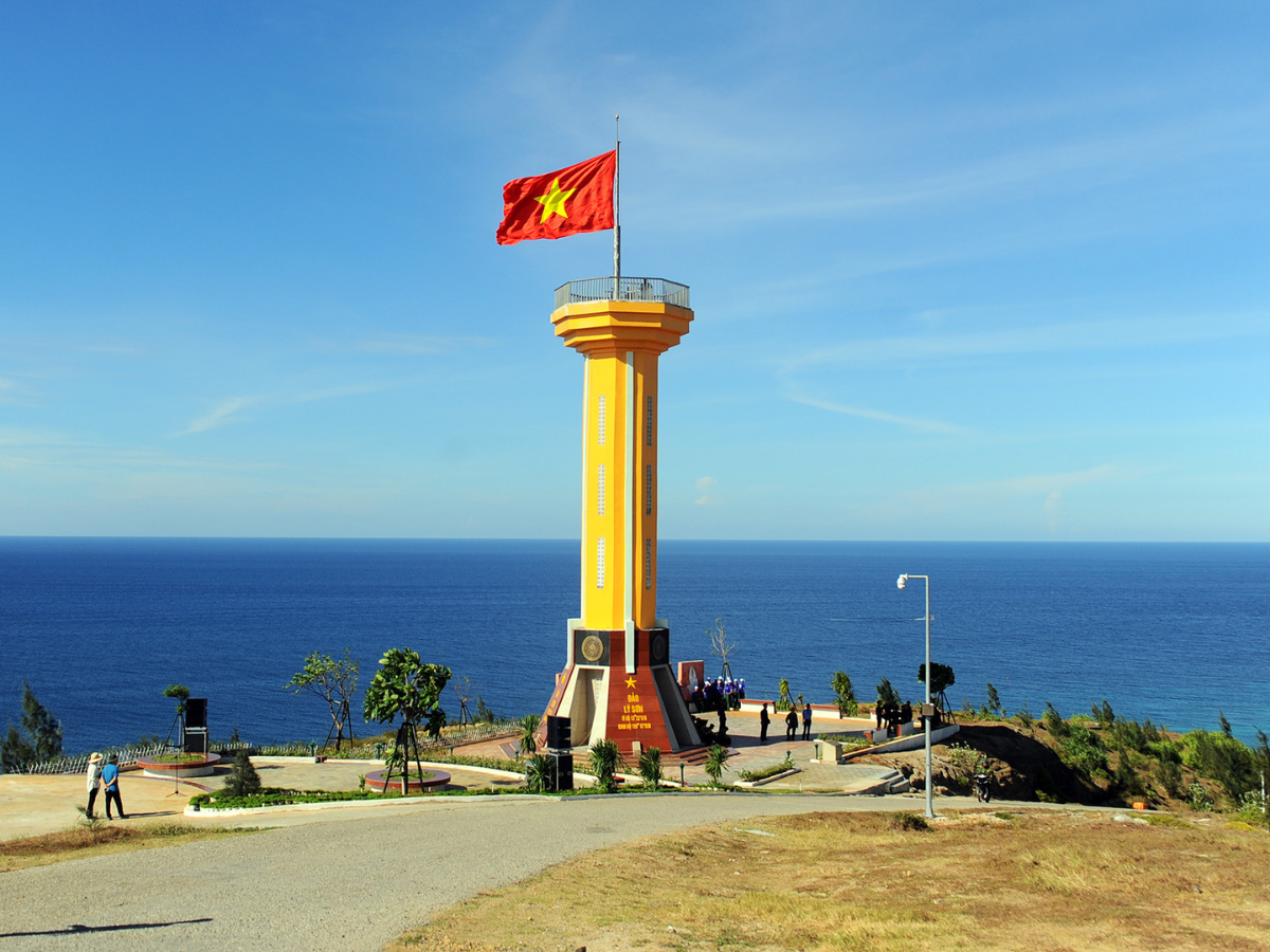 Cột cờ Tổ quốc đứng uy nghi trên đảo Lý Sơn.
