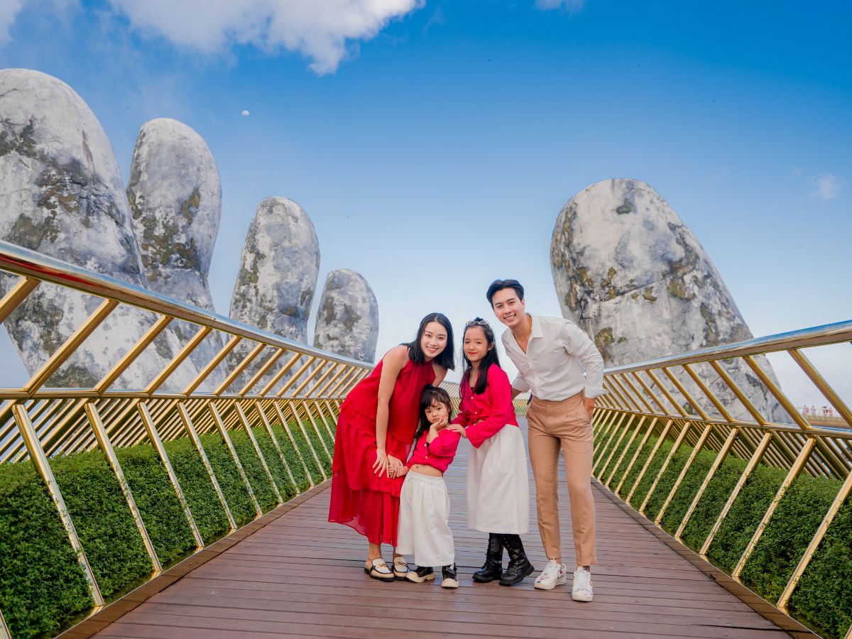 Cầu Vàng ở Sun World Ba Na Hills là nơi lưu giữ những bức hình đẹp của cả nhà khi du lịch Đà Nẵng.