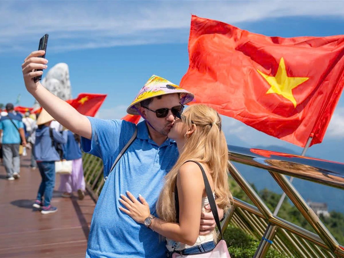 Cầu Vàng là điểm check-in nổi tiếng được các cặp đôi yêu thích ở Đà Nẵng.