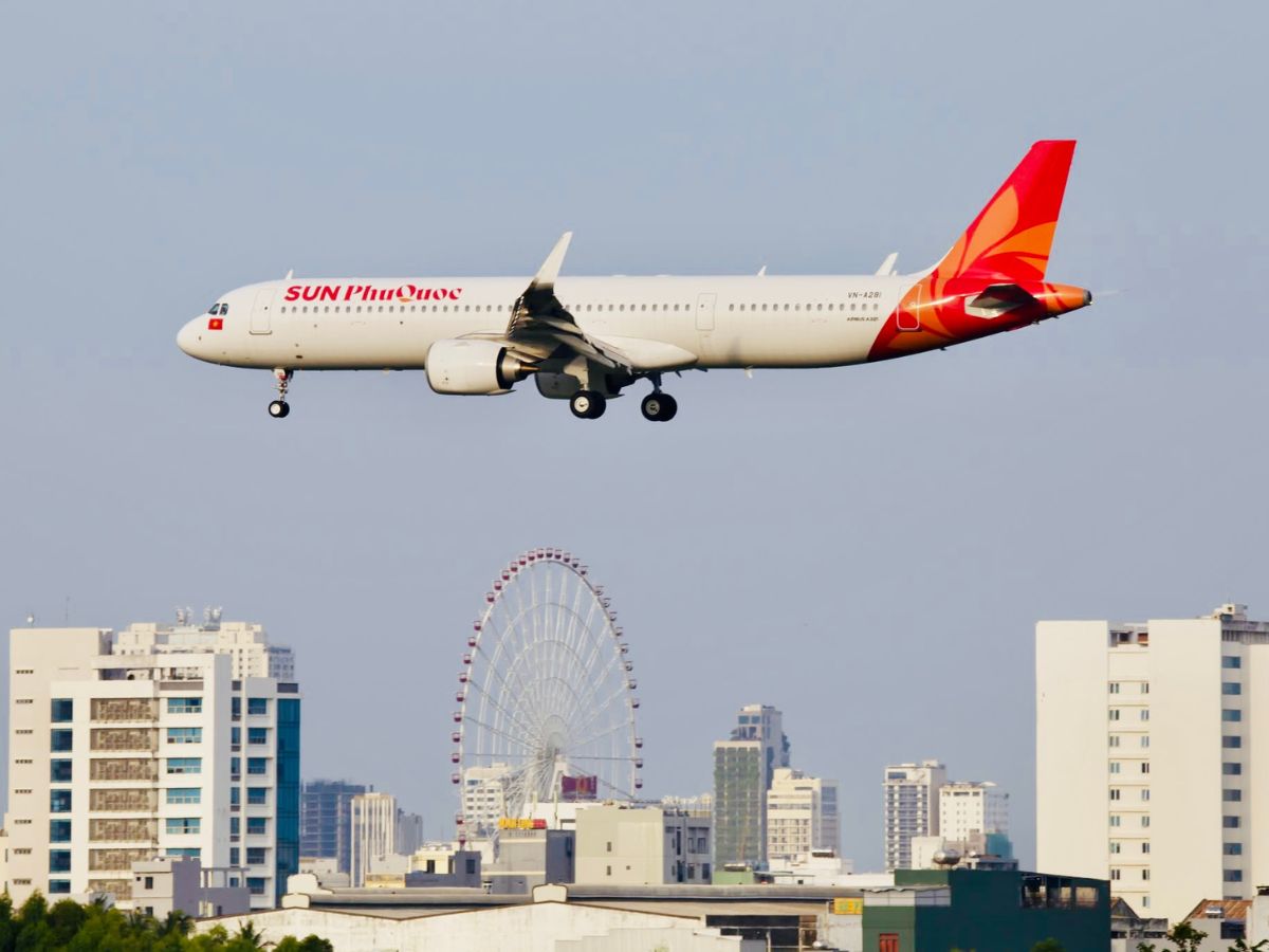 Máy bay là phương tiện di chuyển đến Đà Nẵng được nhiều cặp đôi lựa chọn.