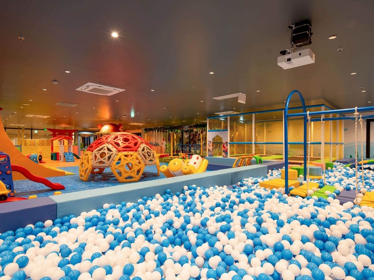 Công viên nước Mikazuki đem lại trải nghiệm độc đáo với khu vực trong nhà rộng rãi.