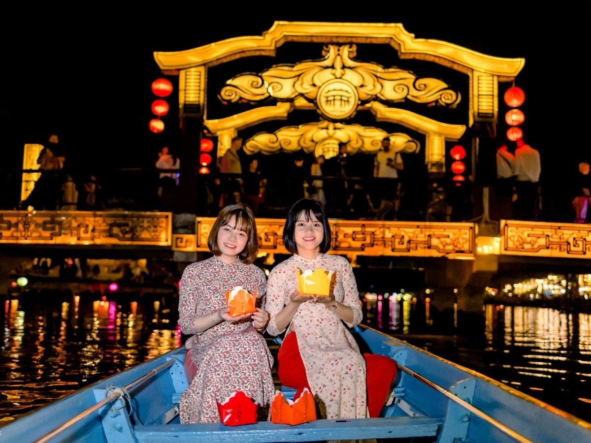 Một ngày trải nghiệm phố cổ Hội An với ánh đèn lồng lung linh buổi tối sẽ giúp hành trình thêm đặc sắc.