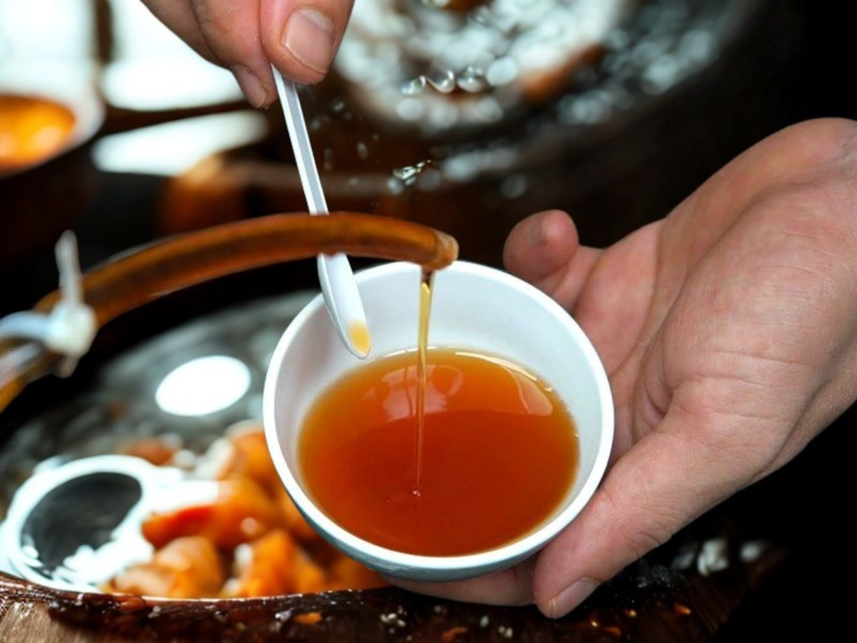 Nước mắm Nam Ô nguyên chất có sắc đỏ cánh gián đậm