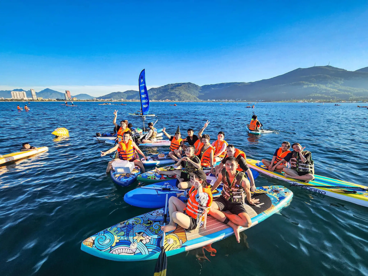 Du khách thích thú với hoạt động chèo SUP trên biển Đà Nẵng