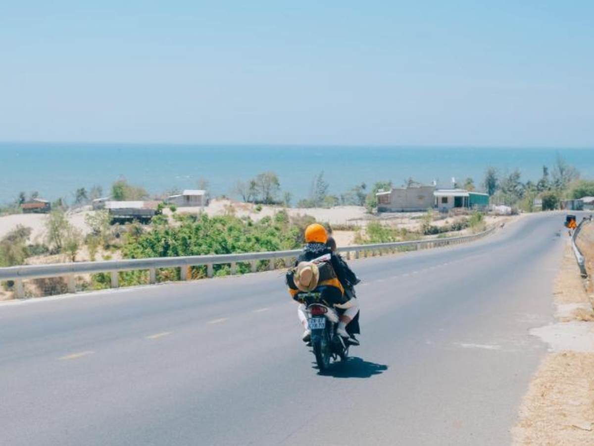 Con đường ven biển đi đến bãi biển Xuân Thiều