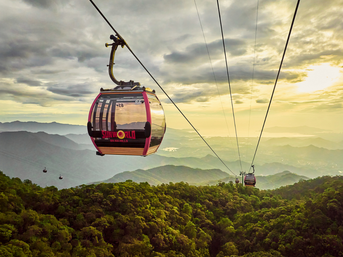 Trải nghiệm cáp treo để ngắm toàn cảnh núi Bà Nà tuyệt đẹp