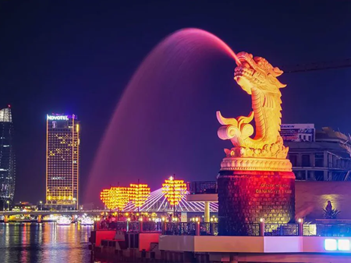 Tượng cá chép hóa rồng lung linh về đêm