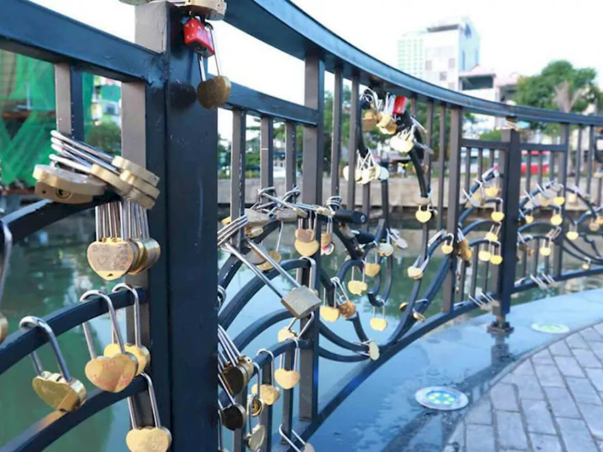 Cận cảnh các ổ khóa tình yêu tại cầu