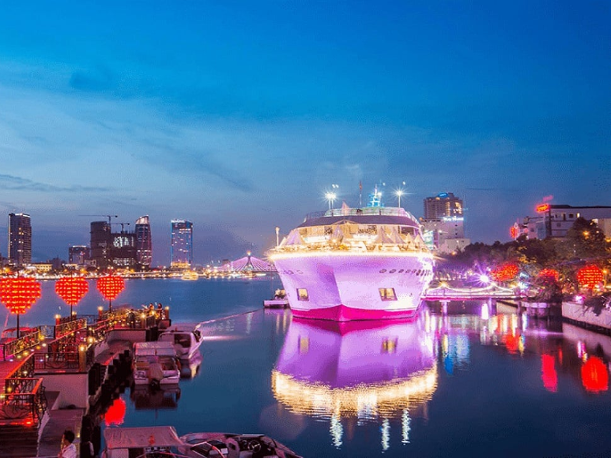 Du thuyền hạnh phúc lung linh về đêm