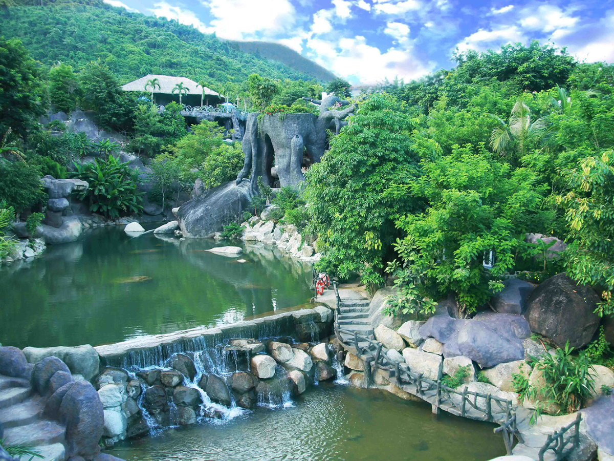 Suối khoáng nóng Thần Tài nằm giữa khu rừng nguyên sinh