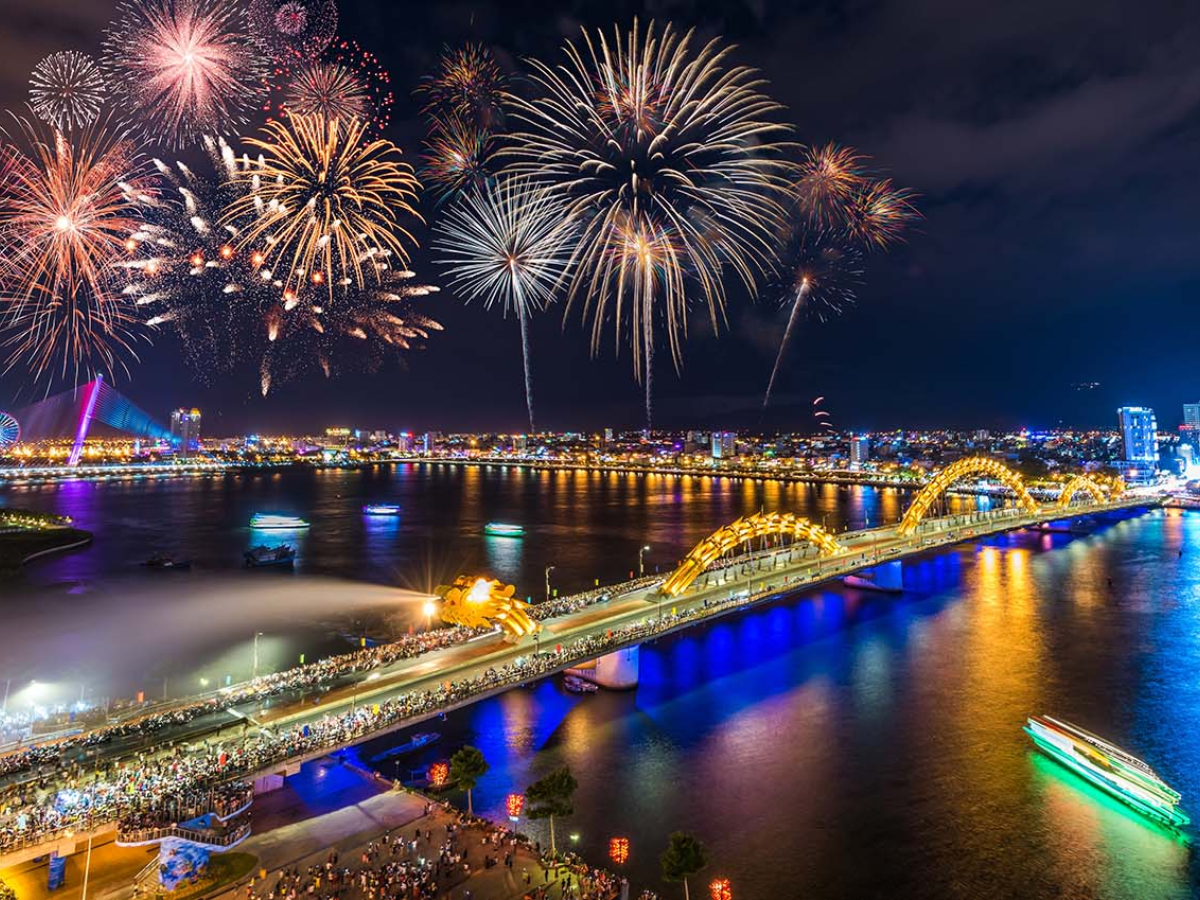 Sự kiện bắn pháo hoa bên cạnh cầu Rồng