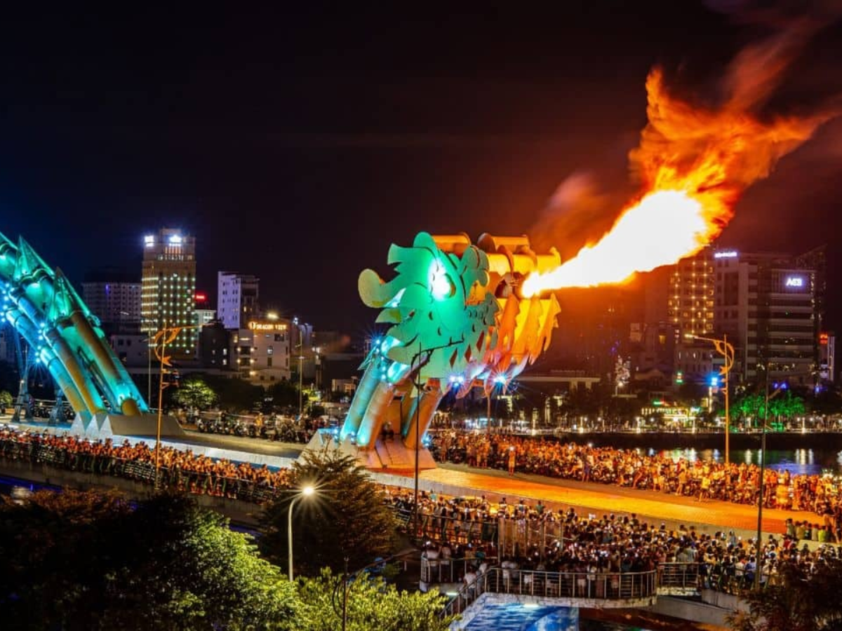 Du khách trải nghiệm ngắm cầu Rồng phun lửa đẹp mắt