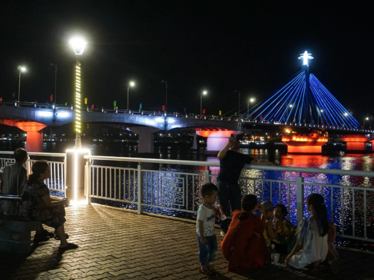 Du khách chọn góc phù hợp để ngắm toàn cảnh cầu quay