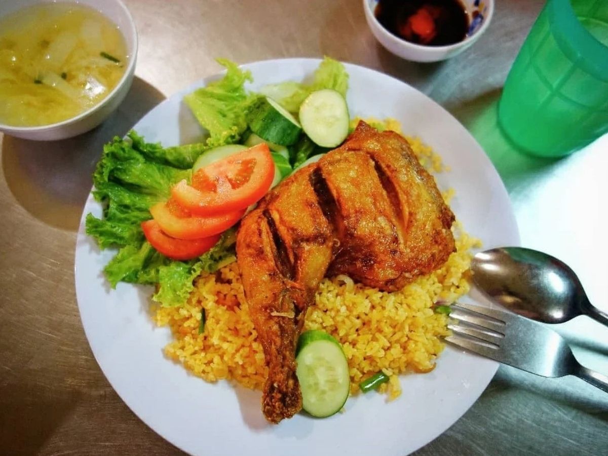 Cơm gà Bà Buội là địa chỉ quen thuộc với nhiều thế hệ