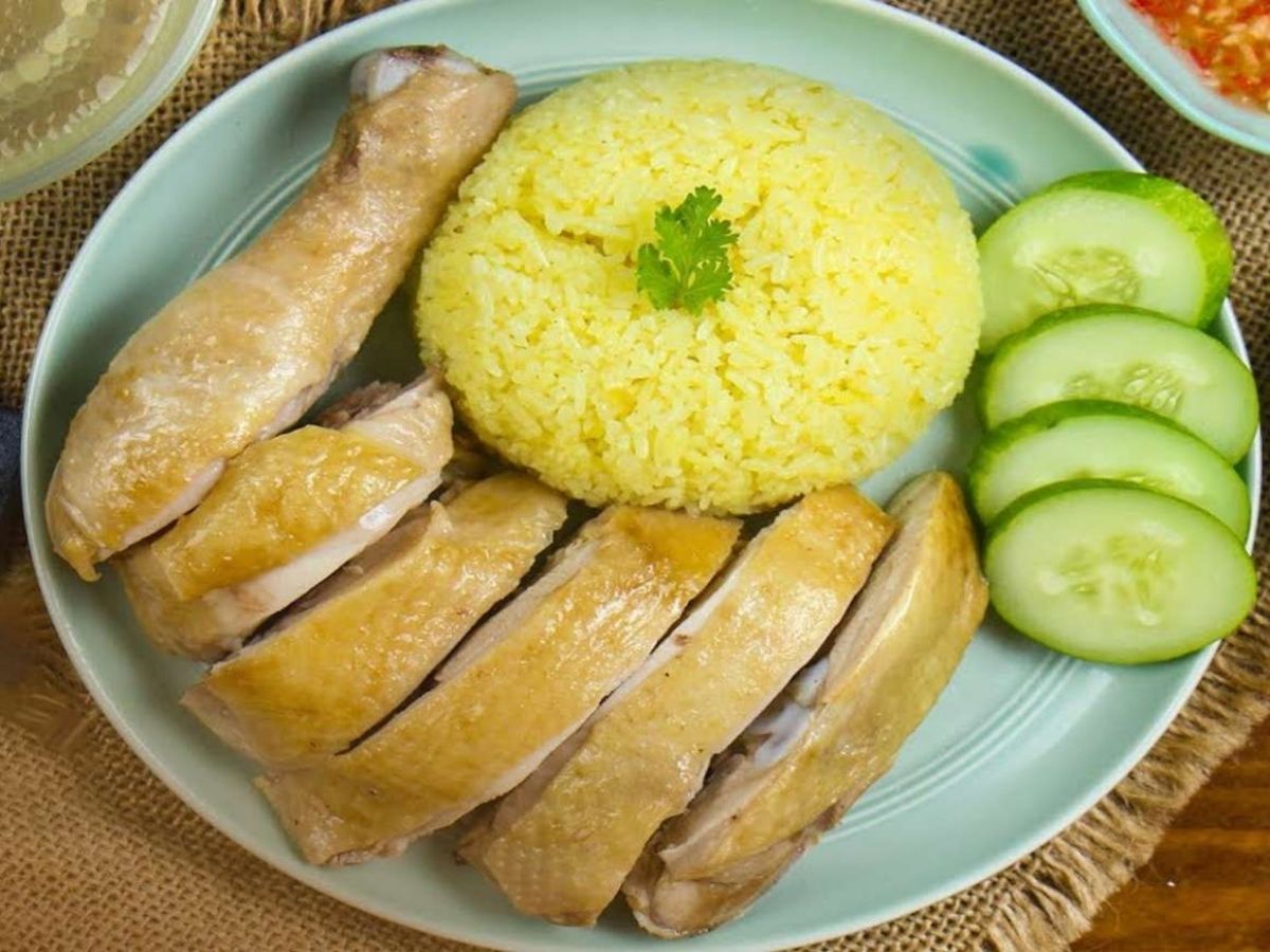 Cơm gà Tam Kỳ có màu vàng sậm, hương vị mộc mạc hơn