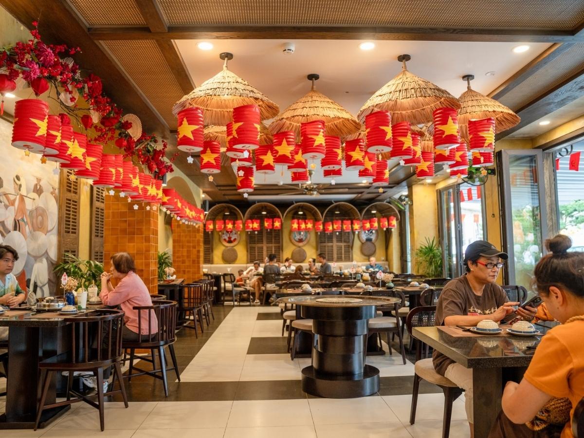 Buổi trưa du khách có thể chọn thưởng thức buffet đa dạng tại các nhà hàng trong Bà Nà Hills