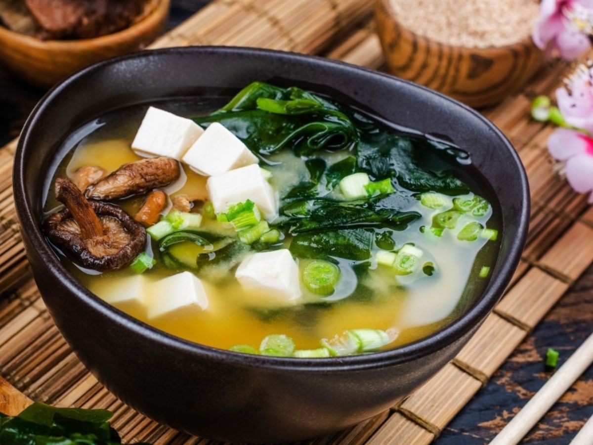 Súp rong biển nấm hương đem đến lựa chọn thanh nhẹ, phù hợp với người lớn tuổi hoặc những ai muốn thanh lọc cơ thể