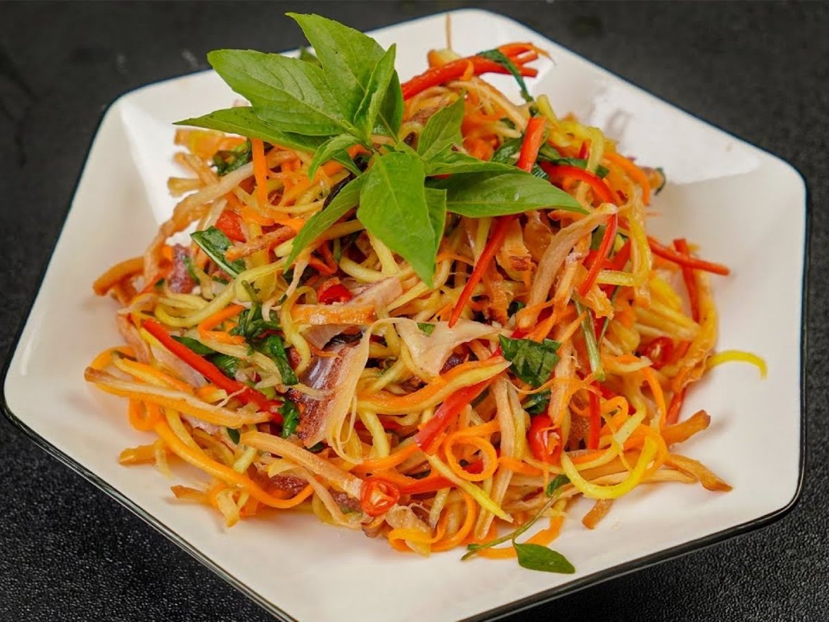 Gỏi xoài xanh trộn mực rim cũng là gợi ý thú vị cho món khai vị, kết hợp vị chua tươi mát của xoài và vị đậm của mực