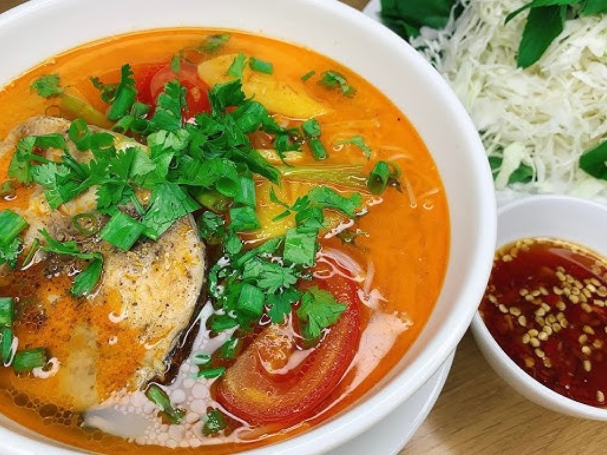 Tô bún cá ngừ với màu sắc hấp dẫn
