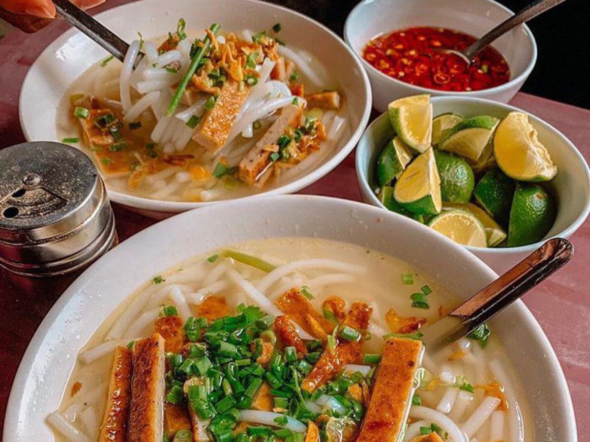 Thực khách có thể cho thêm các gia vị trước khi thưởng thức tô bánh canh ruộng thơm ngon