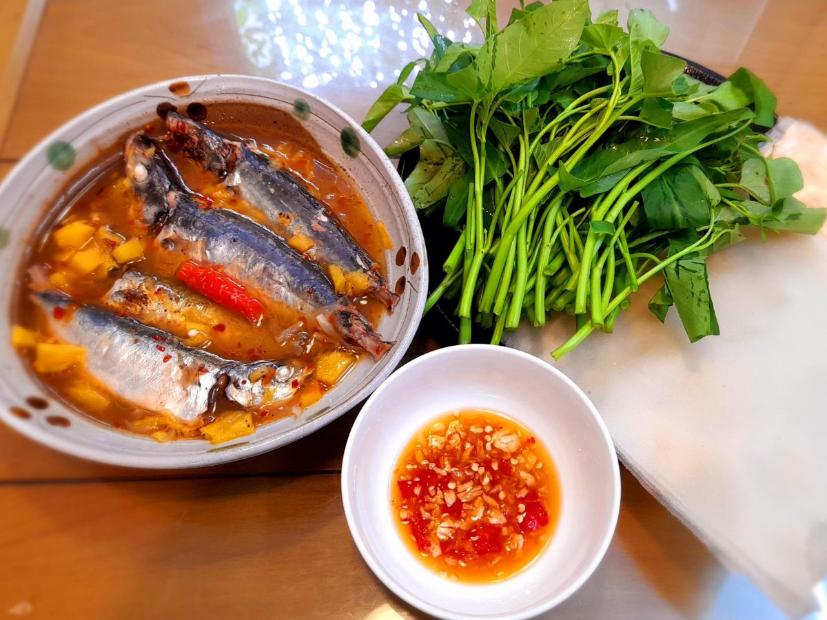 Bánh tráng cuốn cá nục ngon nhờ sự kết hợp hài hòa của nhiều nguyên liệu