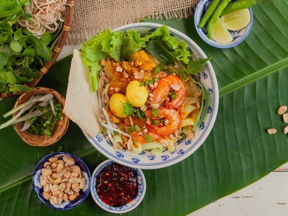 Mì Quảng là biểu tượng ẩm thực Đà Nẵng với sợi mì dày, nước dùng ninh từ xương heo và hải sản