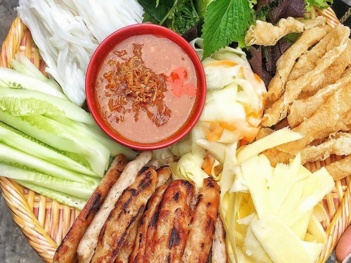 Nem nướng Nha Trang chế biến từ thịt heo tươi ướp gia vị rồi nướng trên lửa than, dùng kèm bánh tráng, rau sống và nước chấm đậm vị