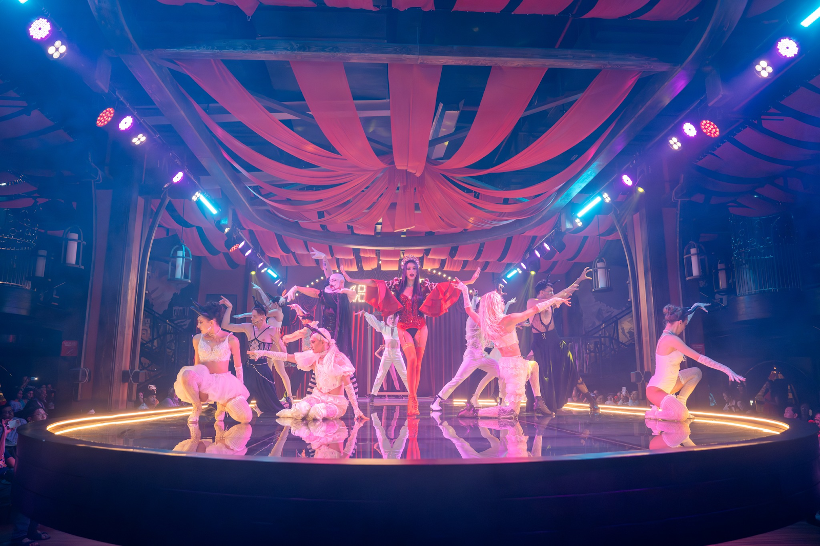 Những màn trình diễn náo nhiệt và sôi động của After Glow