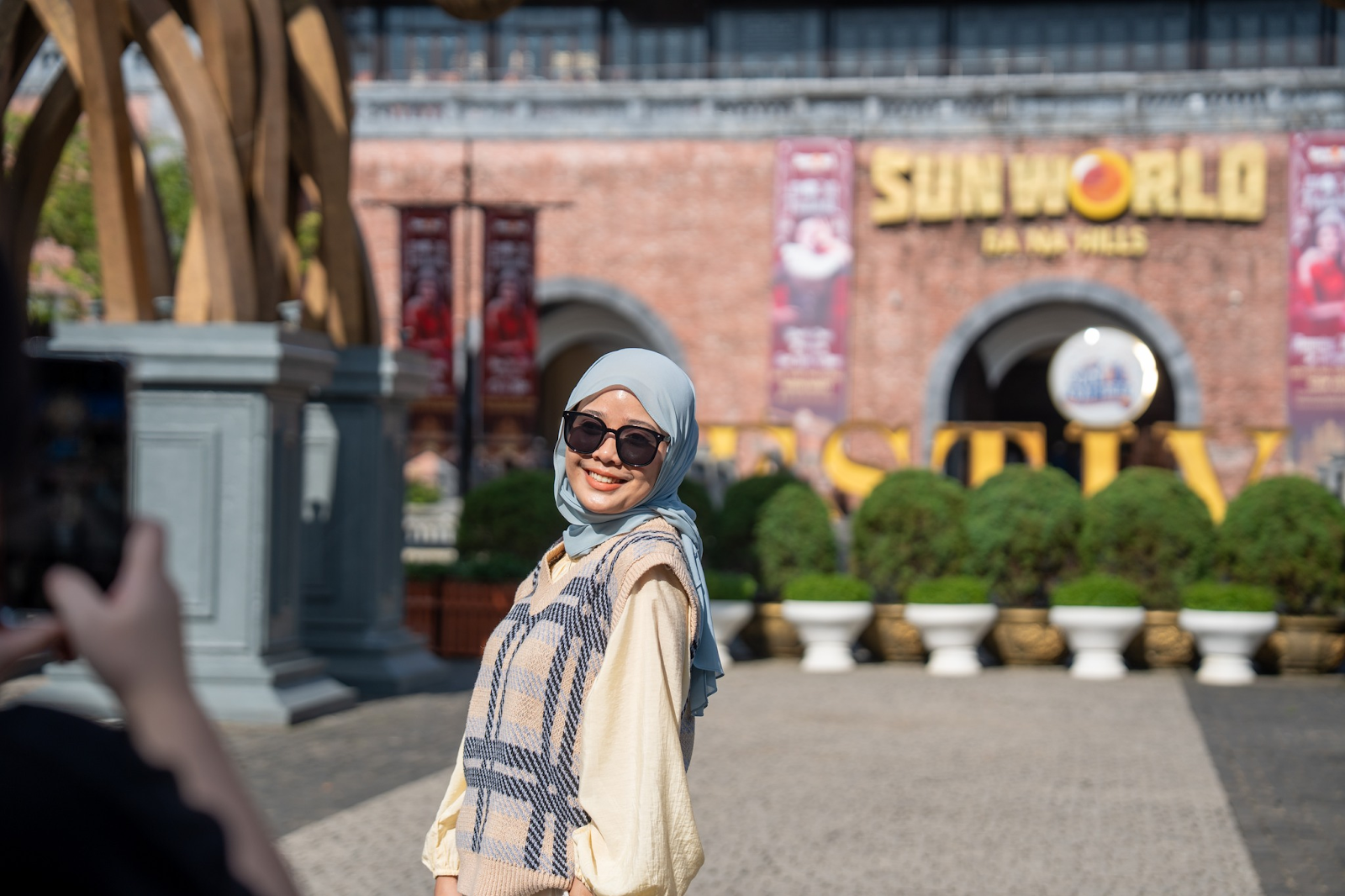 Du khách nên mặc trang phục giữ ấm vì thời tiết trên đỉnh núi Chúa se lạnh về đêm