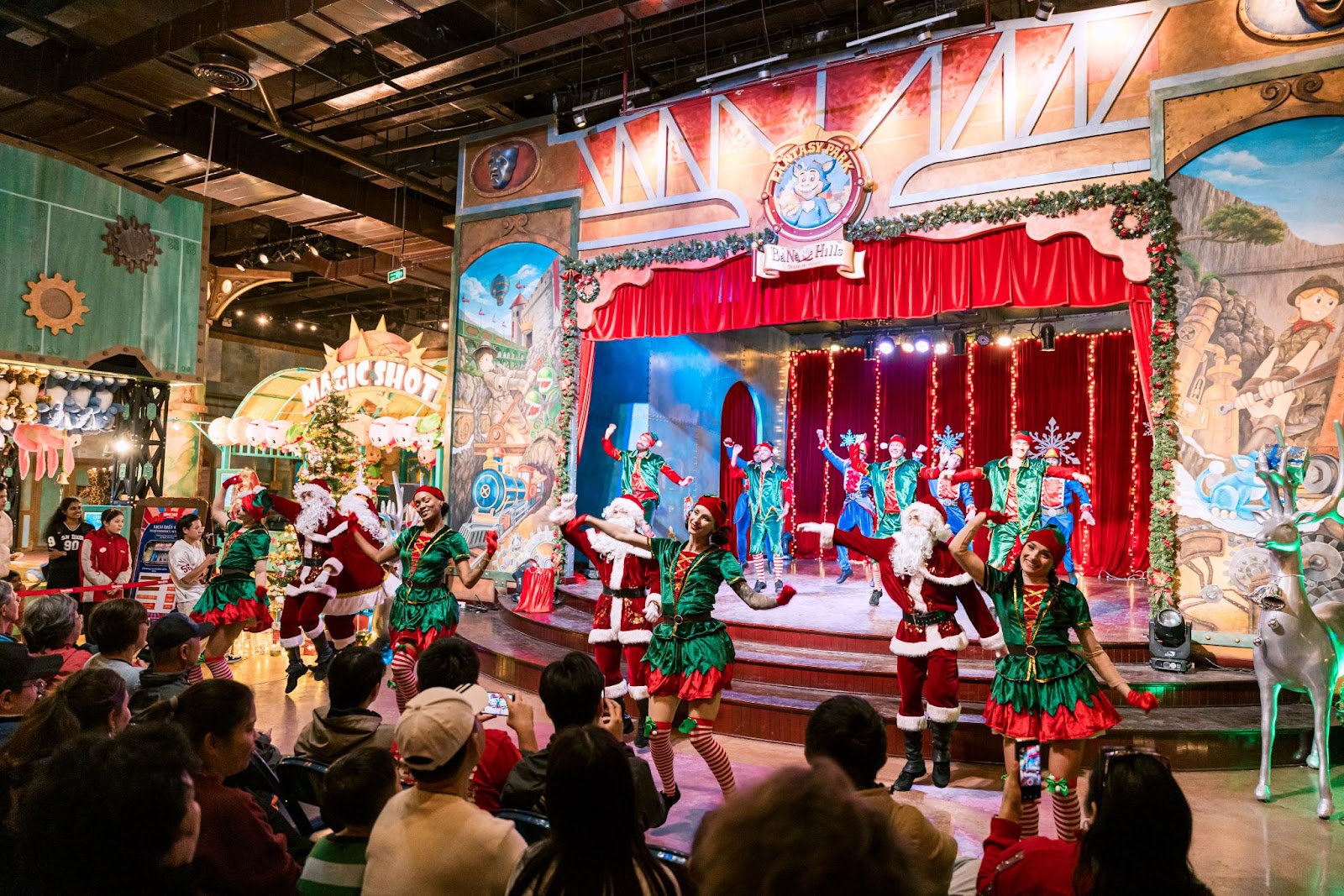 Không khí lễ hội ngập tràn Sun World Ba Na Hills