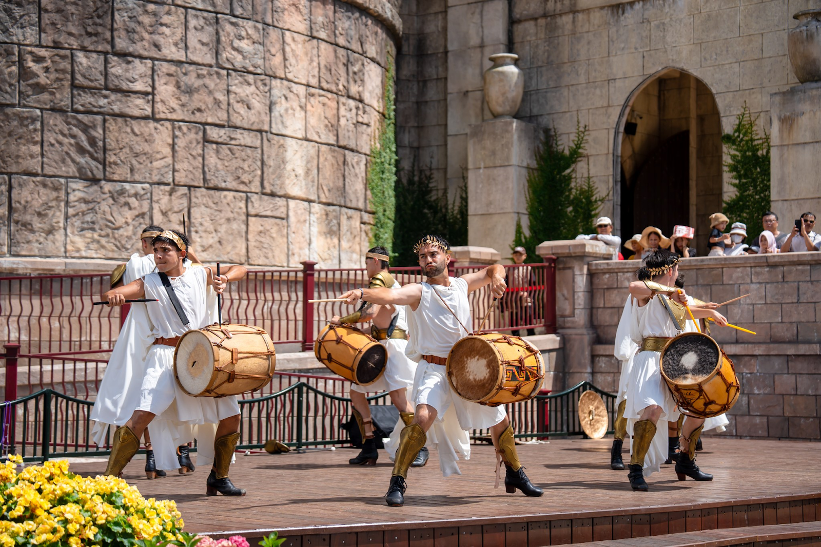 Màn trình diễn sôi động với trống của show Solar Warriors