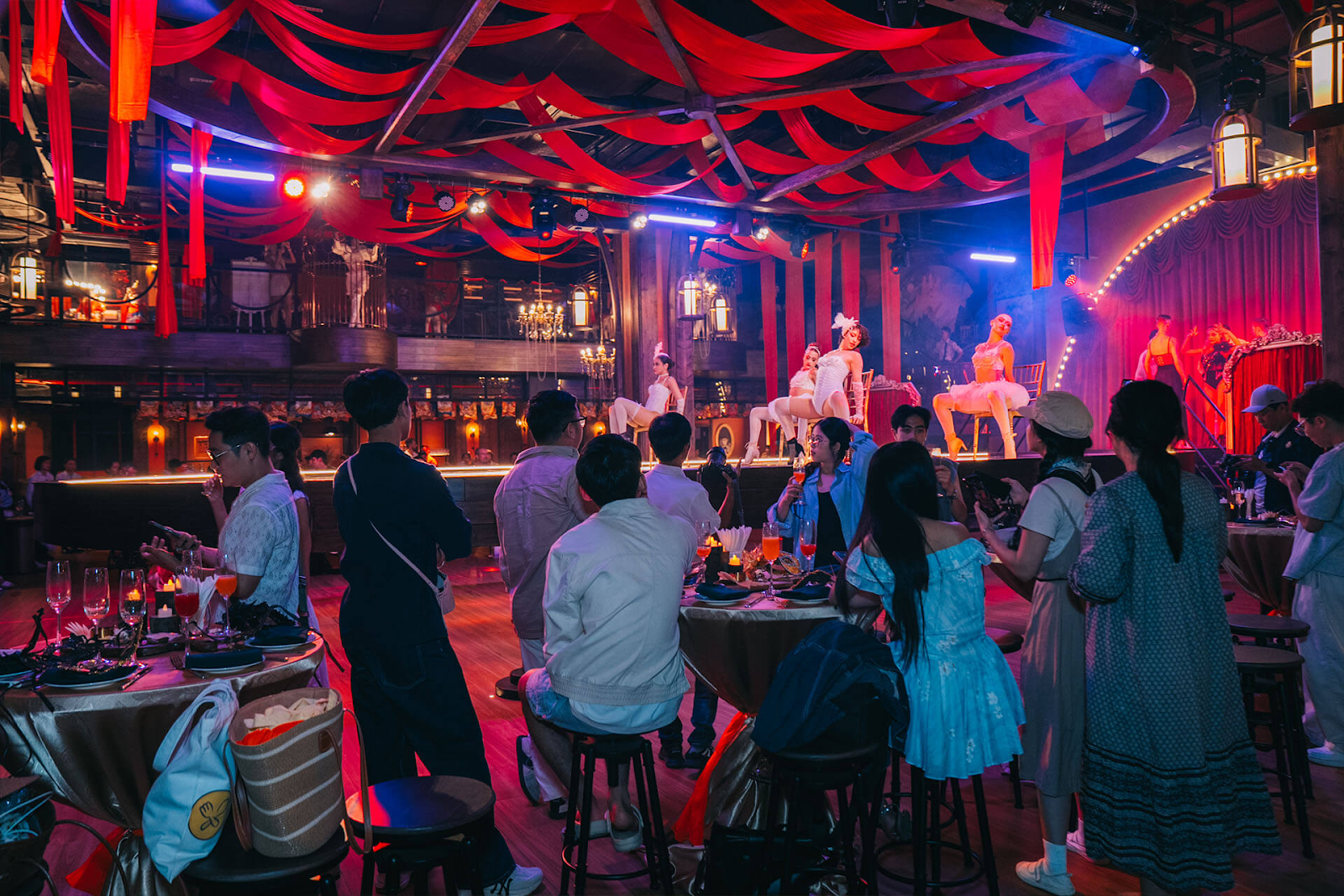 Du khách thưởng thức màn trình diễn độc đáo của show After Glow