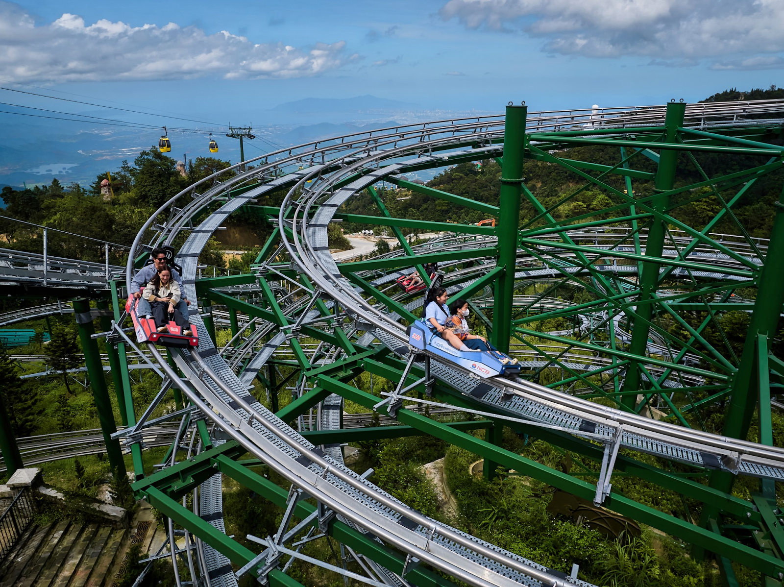 Du khách có phút giây vui chơi sảng khoái tại Fantasy Park