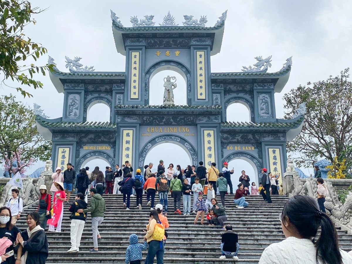 Du khách dành thời gian ghé thăm các địa điểm du lịch ở Đà Nẵng vào dịp Tết dương lịch