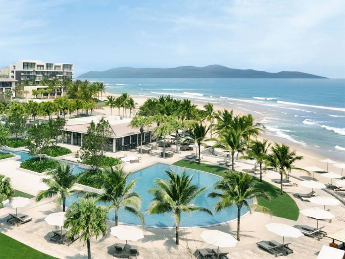 Thư giãn trọn vẹn tại hồ bơi riêng sang trọng, ngắm biển đẹp như tranh