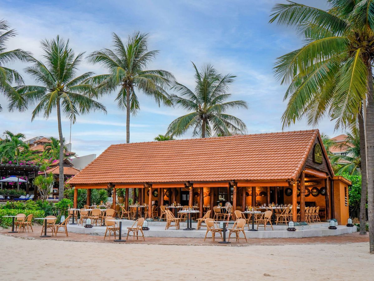 Furama Resort Danang nằm ngay bên bờ biển Mỹ Khê
