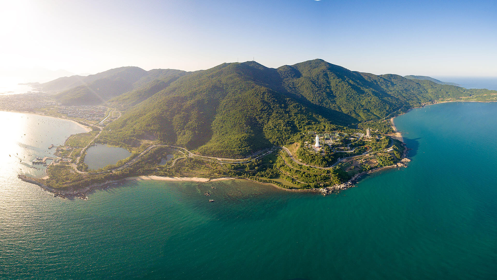 Bán đảo Sơn Trà hấp dẫn du khách với các bãi biển đẹp, các điểm chiêm bái tâm linh và không gian yên tĩnh, tách biệt khỏi thành phố.