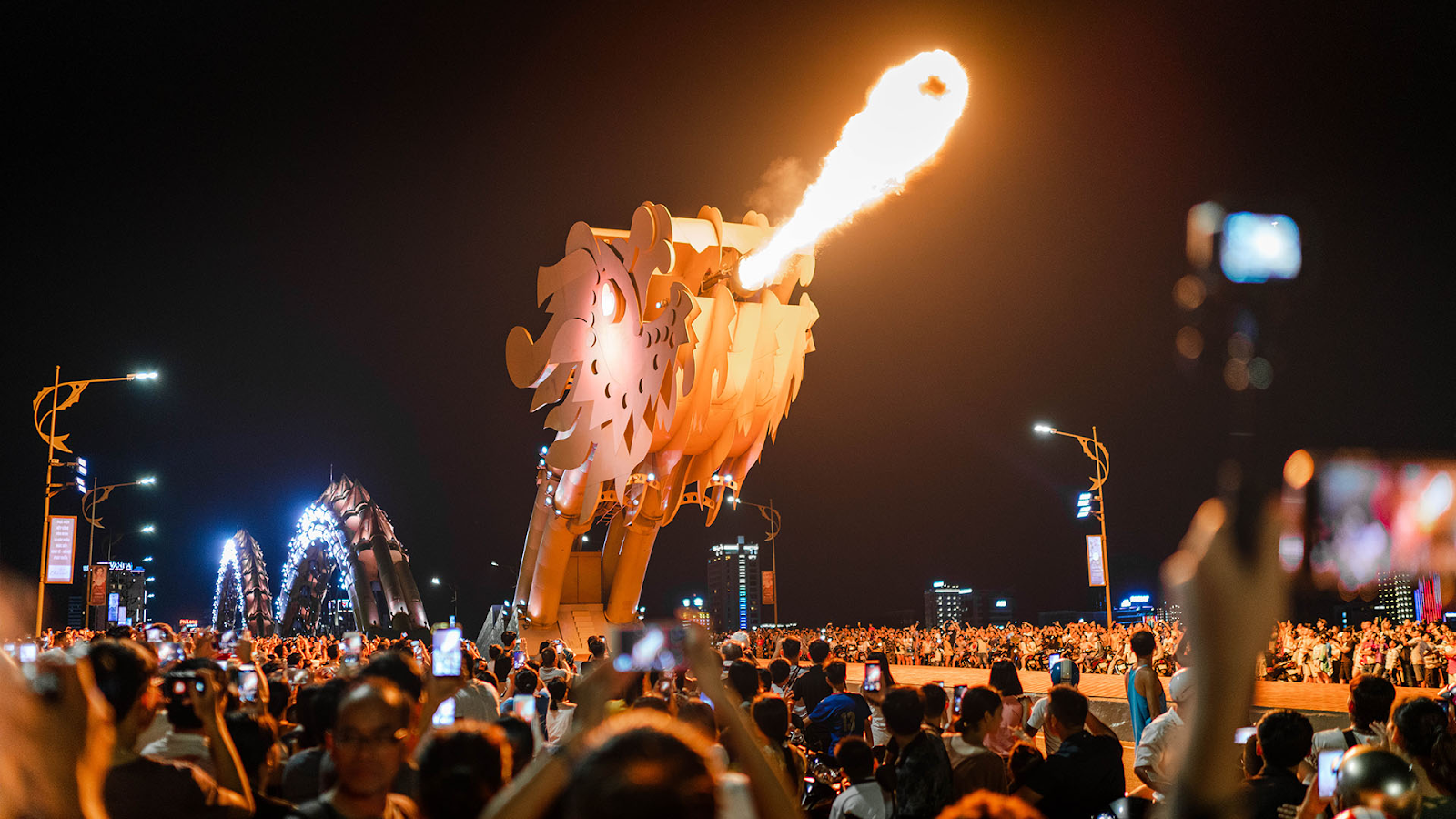 Khoảnh khắc cầu Rồng phun lửa, nước vào đầu năm mới thu hút vô số du khách ghé thăm