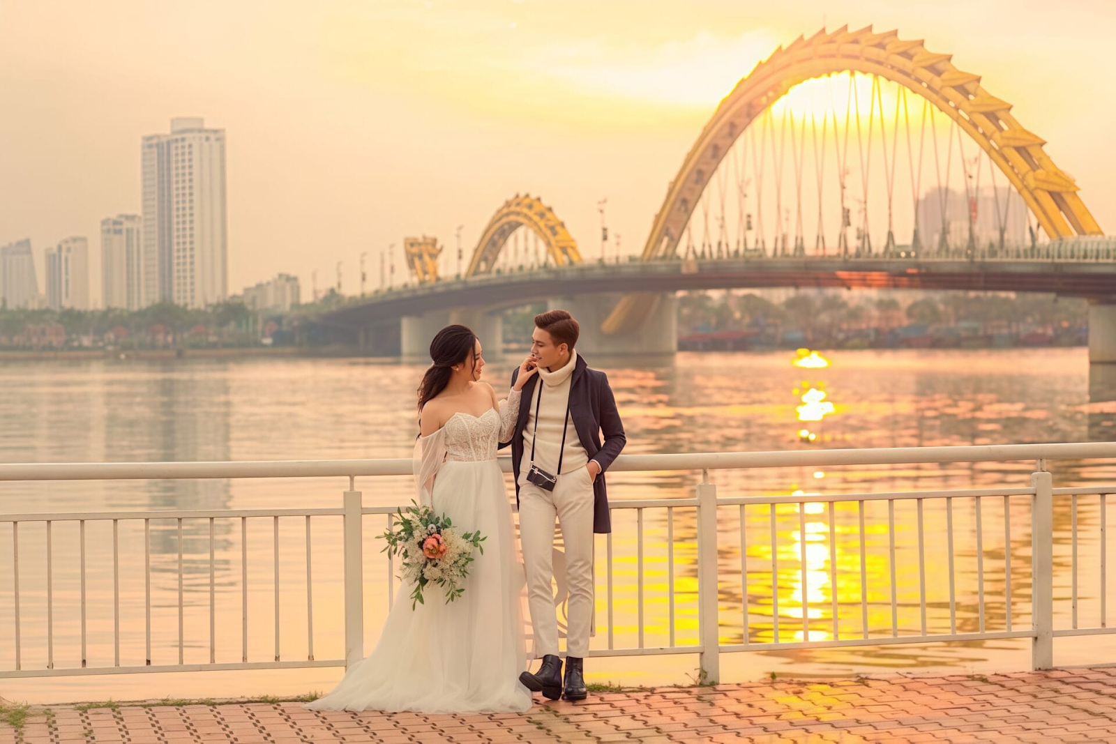 Chỉ cần đứng từ các con đường xung quanh, bạn đã có thể “bắt trọn” hình ảnh cây cầu trong một khung hình