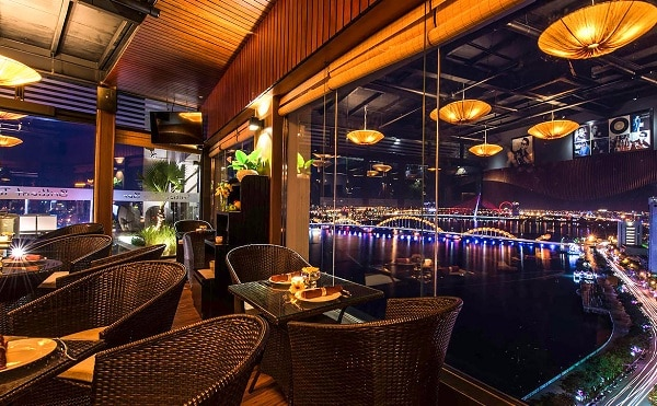 Ngắm cầu Rồng Đà Nẵng ngày Tết từ các nhà hàng trong khu vực