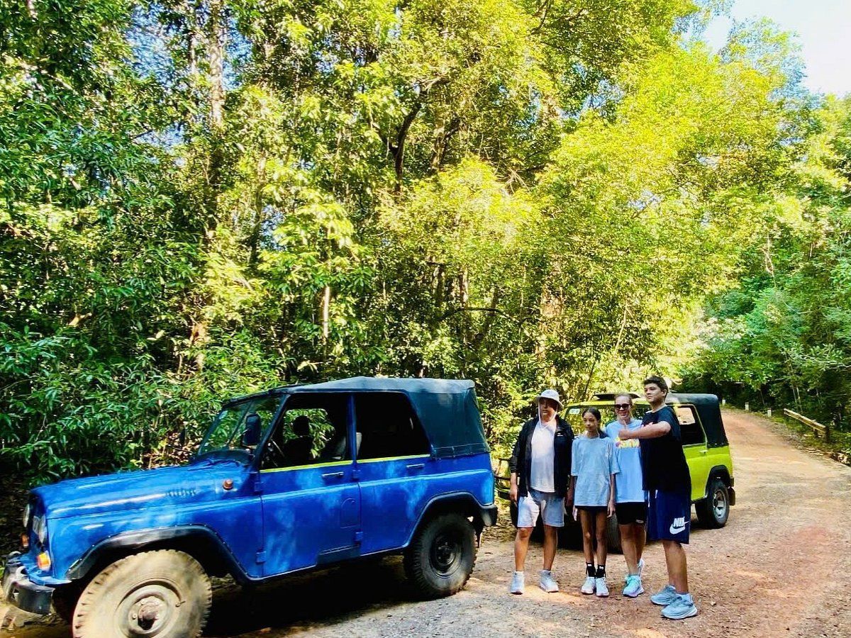 Hành trình bằng xe jeep giúp du khách tiếp cận thiên nhiên Phú Quốc một cách gần gũi.