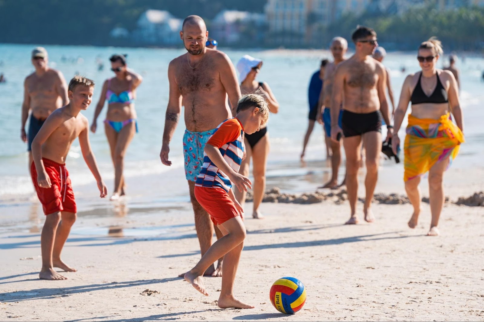 Bãi Kem luôn tấp nập du khách