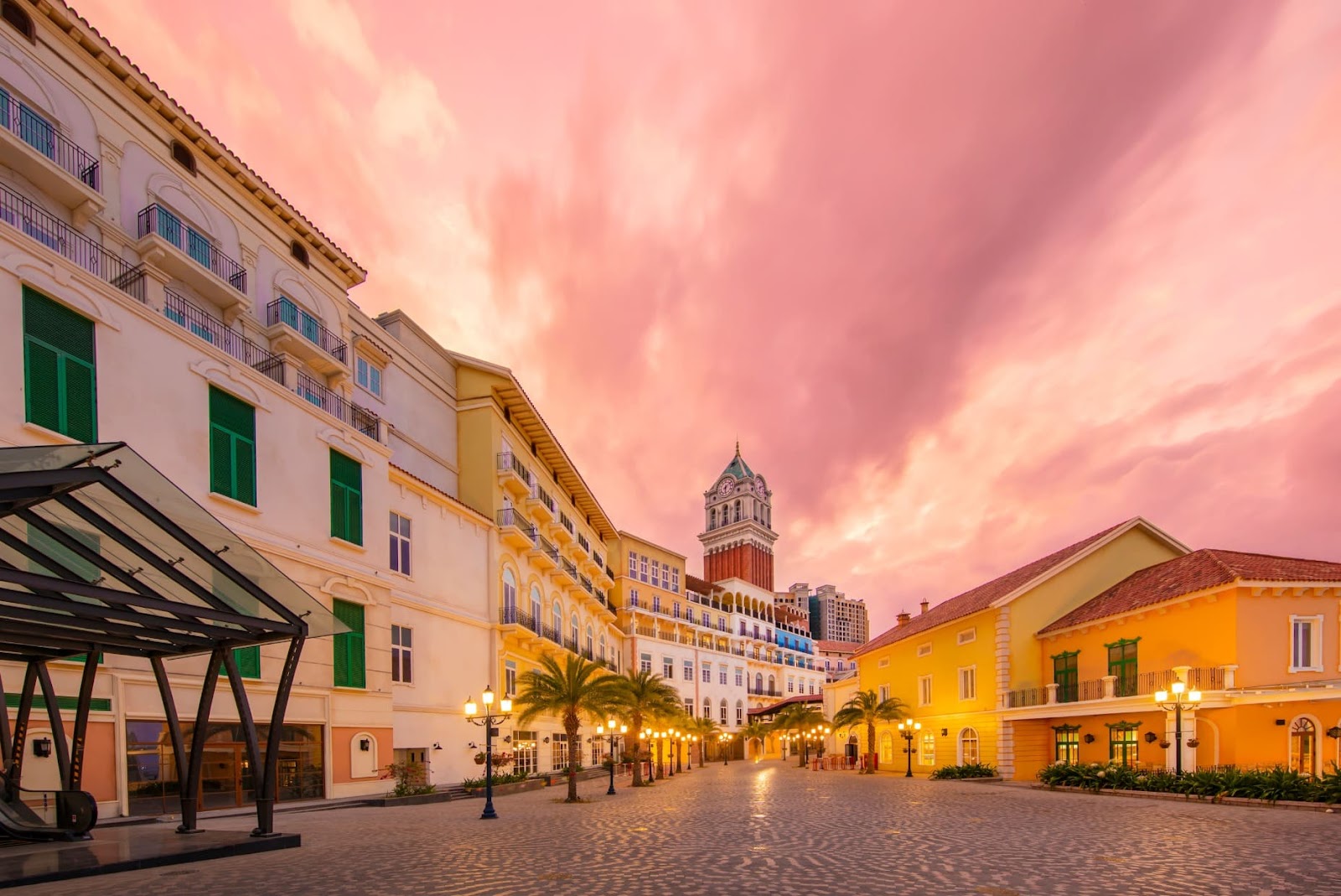 Thị trấn Hoàng hôn được “nhuộm” trong sắc vàng cam của hoàng hôn