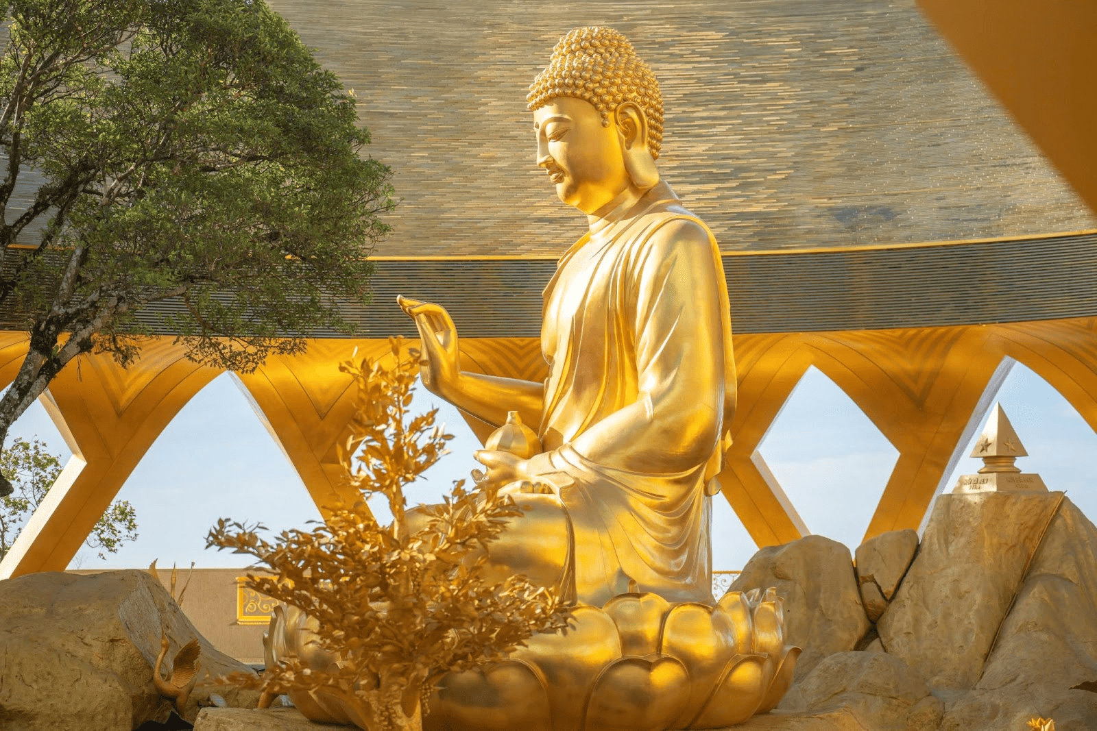 Tượng Phật Câu Na Hàm Mâu Ni trên đỉnh Núi Bà